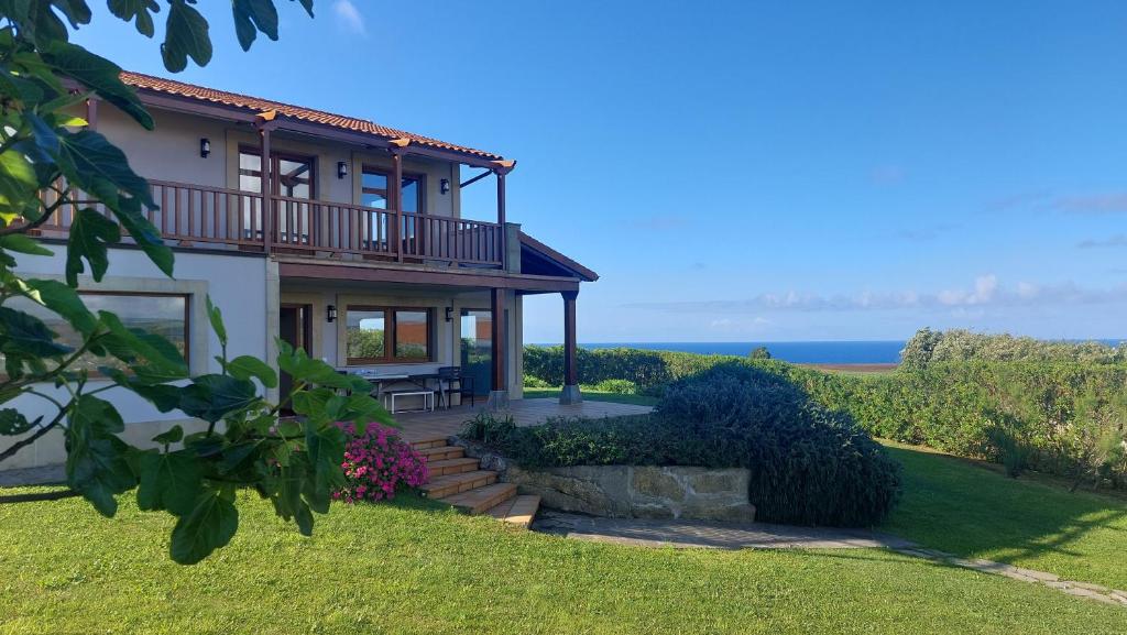 een huis met uitzicht op de oceaan bij VILLA&MAR LANGRE BEACH in Langre