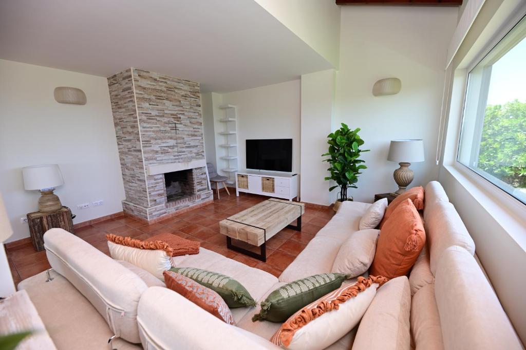 salon z kanapą i kominkiem w obiekcie VILLA&MAR LANGRE BEACH w mieście Langre