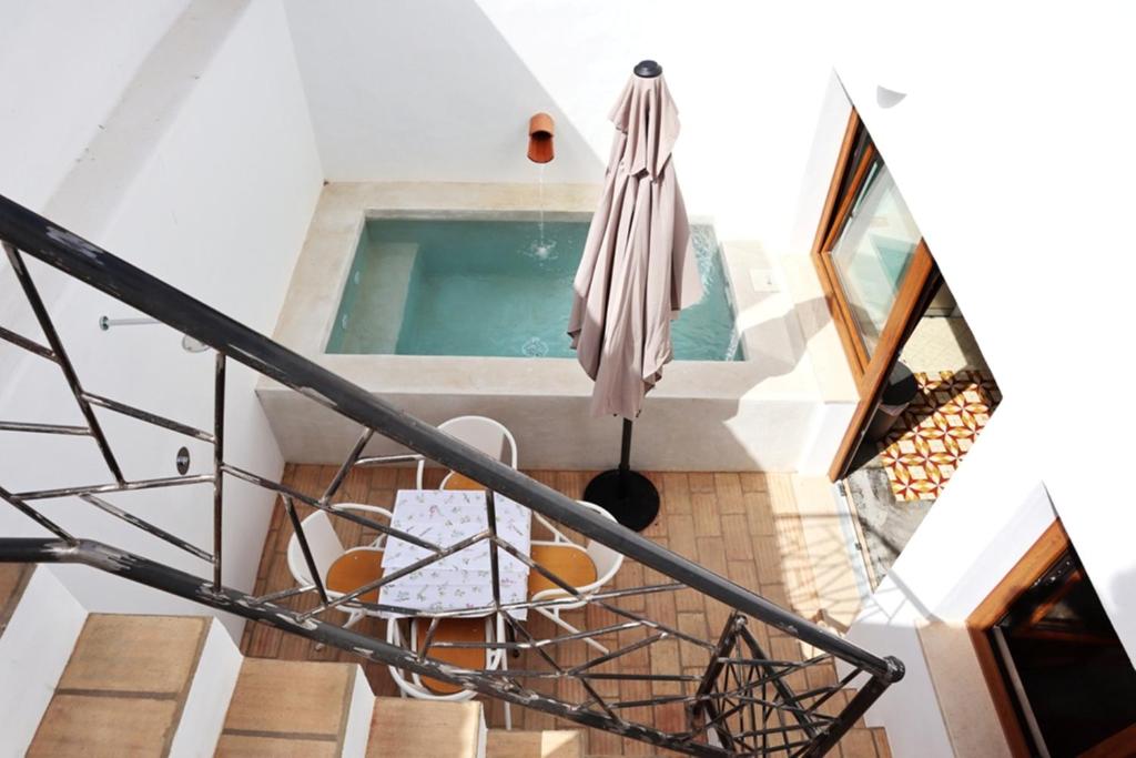 una scala che porta a una piscina in una casa di Patio de Agua de Alvor ad Alvor