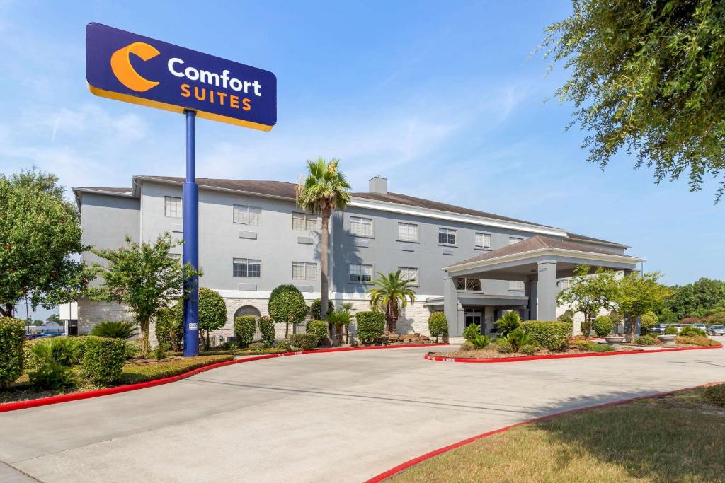 un hotel con un cartel que lee suites confort en Comfort Suites Kingwood Humble Houston North, en Humble