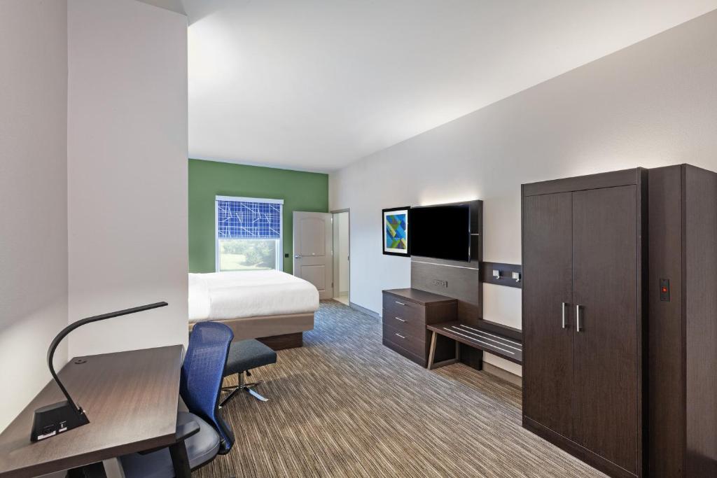 Holiday Inn Express & Suites Baton Rouge East by IHG - King Room - Hearing Accessible - Roll-in Shower