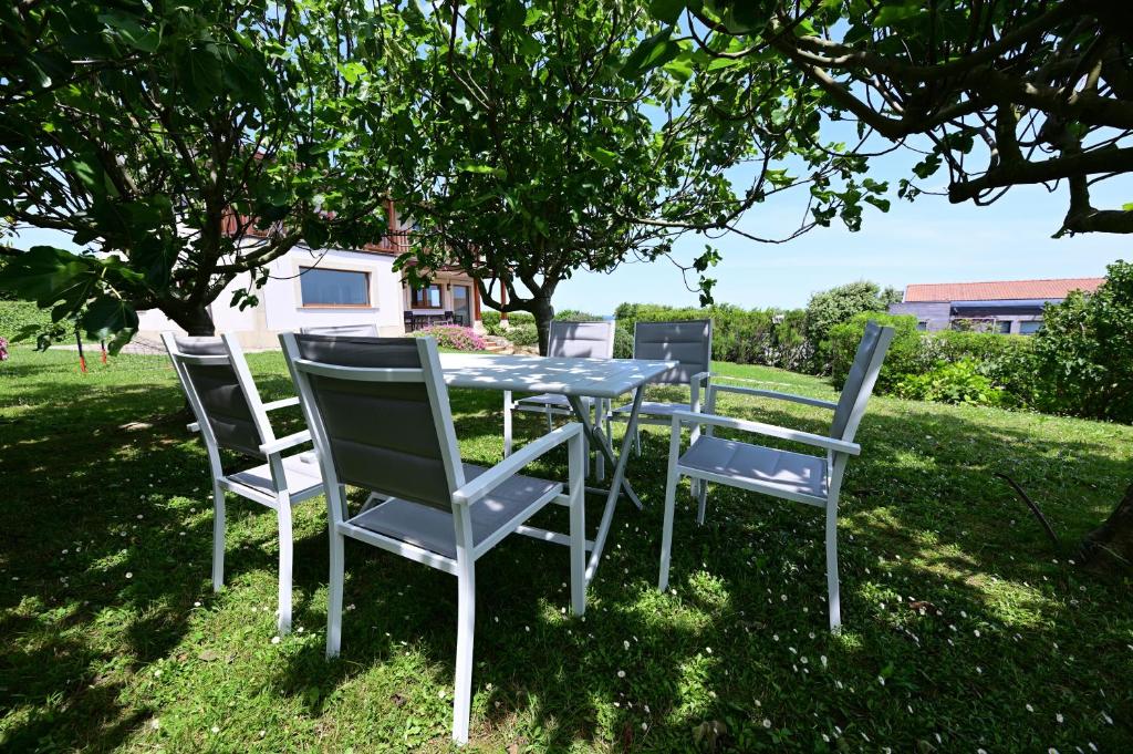 Ogród w obiekcie VILLA&MAR LANGRE BEACH