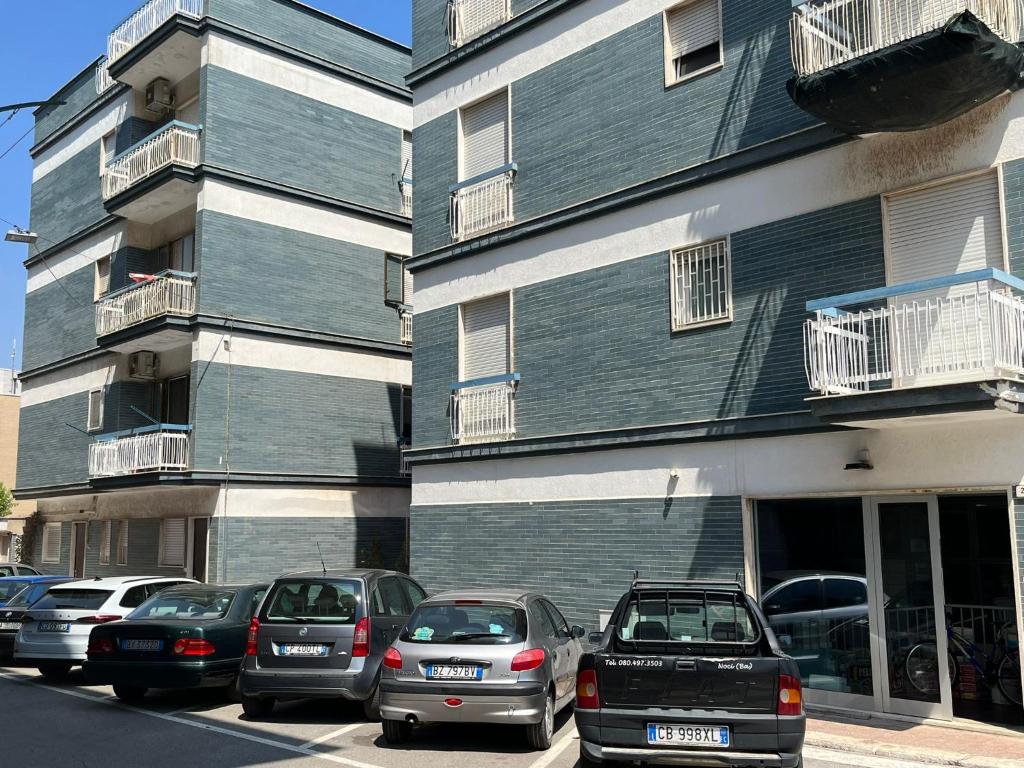 grupa samochodów zaparkowanych przed budynkiem w obiekcie Casa vacanza "IL GIRASOLE" w mieście Noci