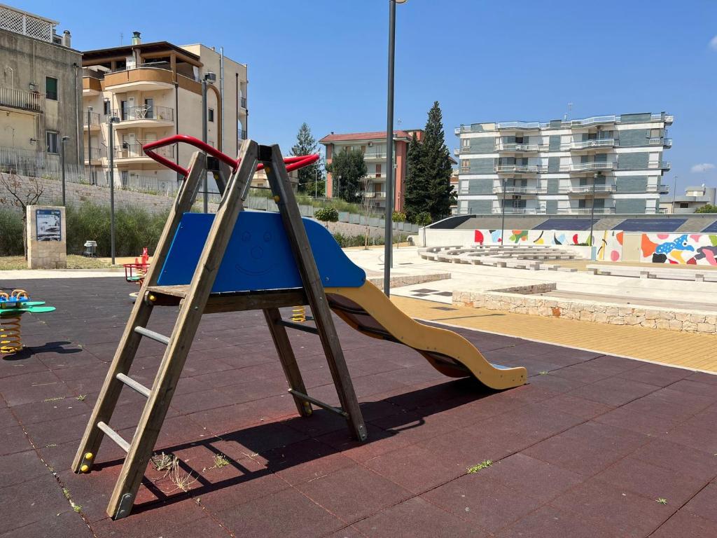 Plac zabaw dla dzieci w obiekcie Casa vacanza "IL GIRASOLE"