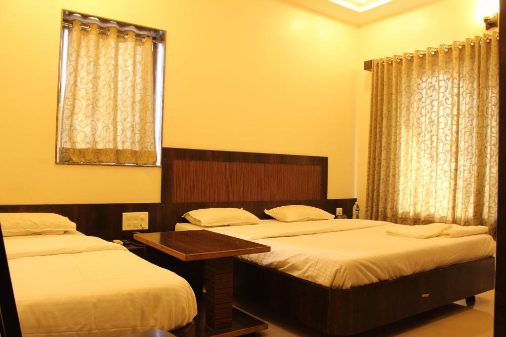 Postel nebo postele na pokoji v ubytování Hotel Sai Ramanand