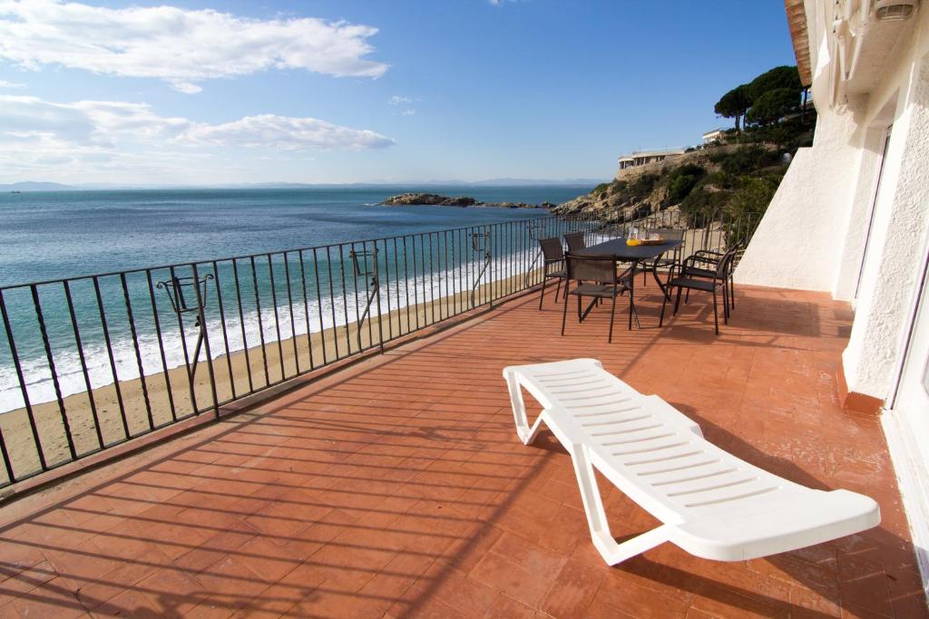 balcón con mesa, sillas y vistas al océano en Agi Gaviota Villa, en Roses