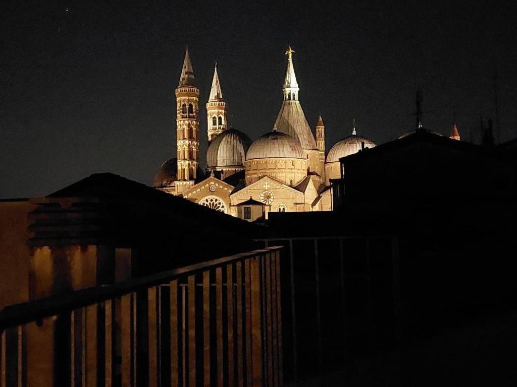 un gran edificio con cúpulas encima por la noche en Residenza SubitoSanto "Gigliola" 9A - Bilocale con terrazzo esclusivo Cupola Basilica di Sant'Antonio- en Padua