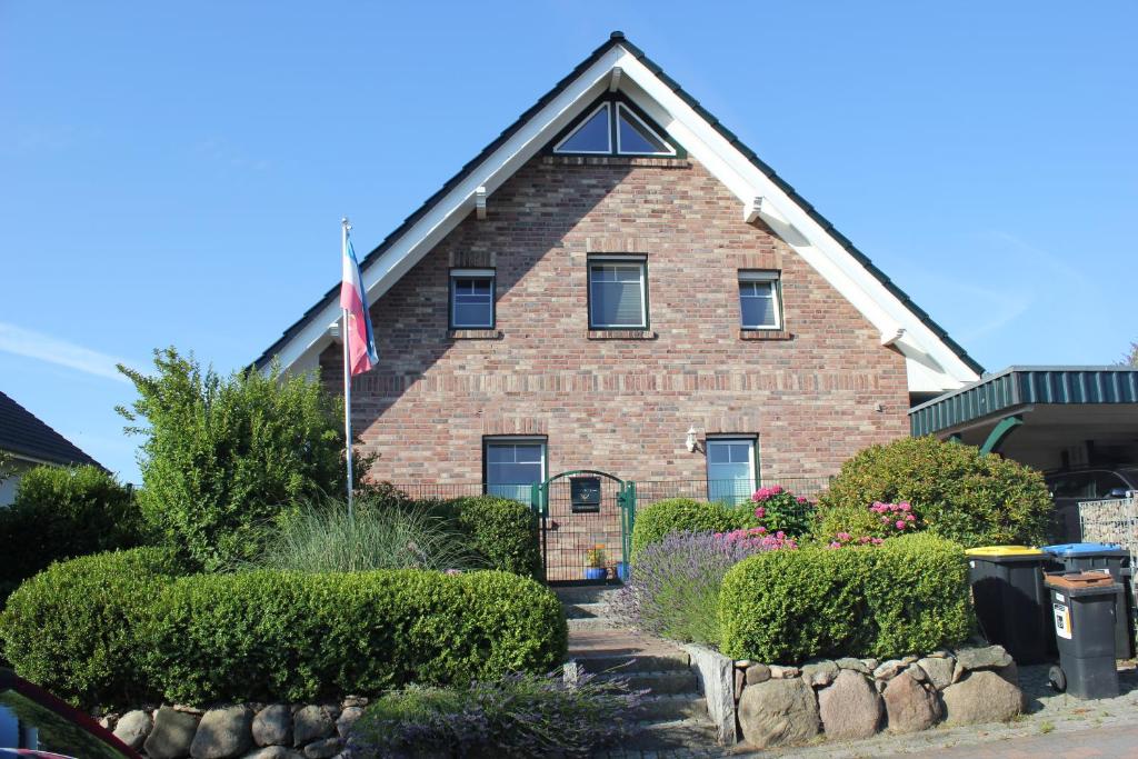 a house with a flag in front of it at Ferienwohnung Störtebeker in Sandesneben