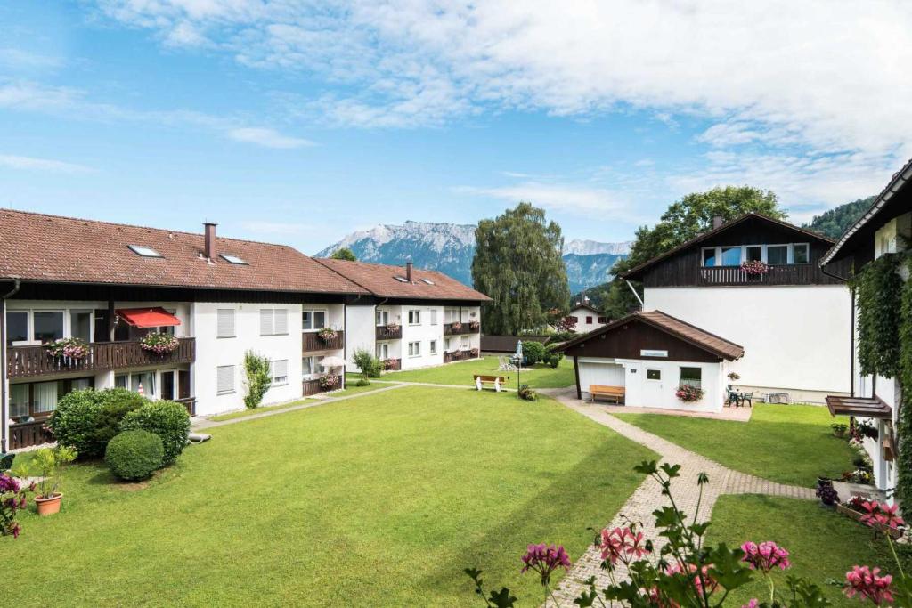 uitzicht op de binnenplaats van een hotel bij Ferienwohnanlage Oberaudorf in Oberaudorf
