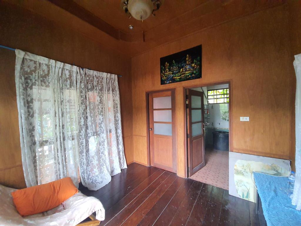 Posezení v ubytování Baan Thabthong Homestay (บ้านทับทอง โฮมสเตย์)