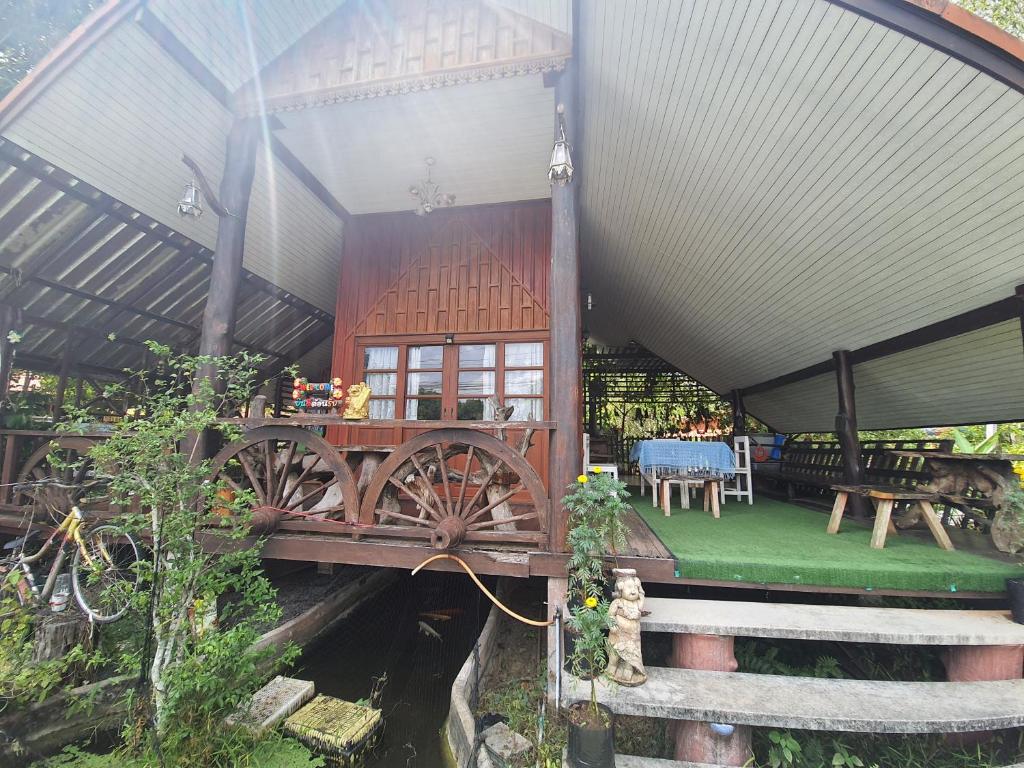 Fotografie z fotogalerie ubytování Baan Thabthong Homestay (บ้านทับทอง โฮมสเตย์) v destinaci Ban Pak Nam