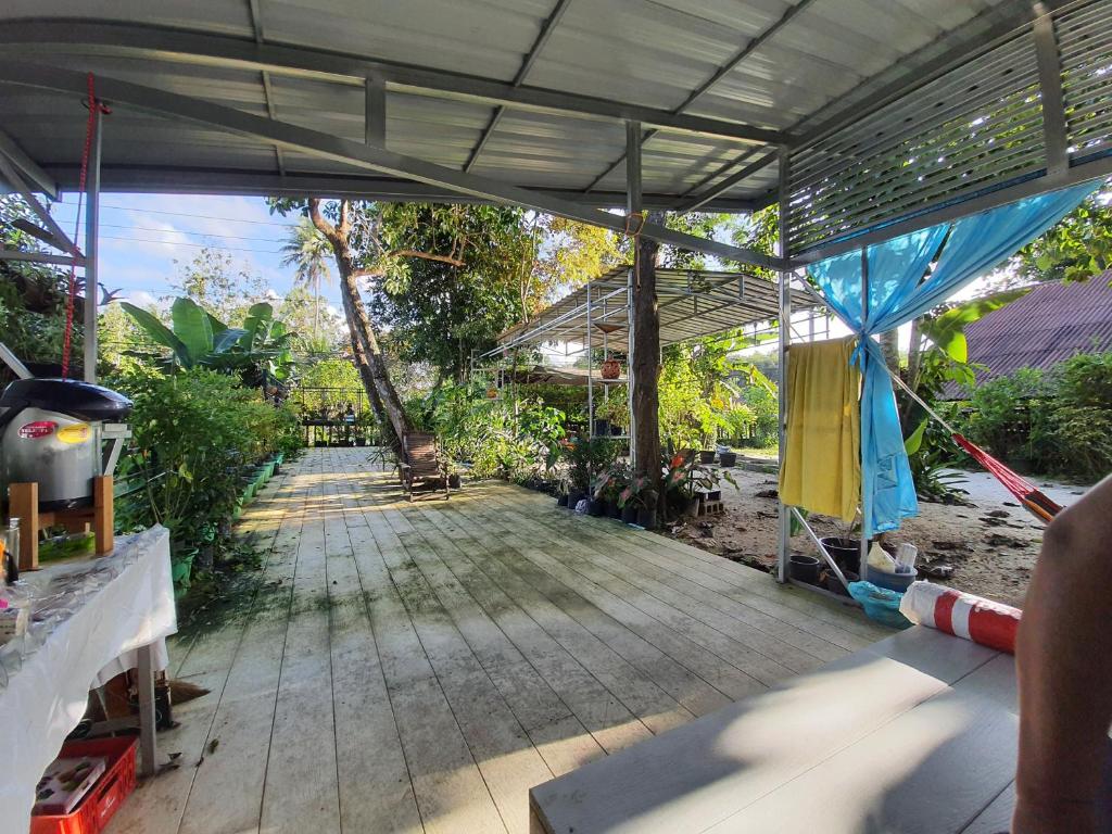 Zahrada ubytování Baan Thabthong Homestay (บ้านทับทอง โฮมสเตย์)