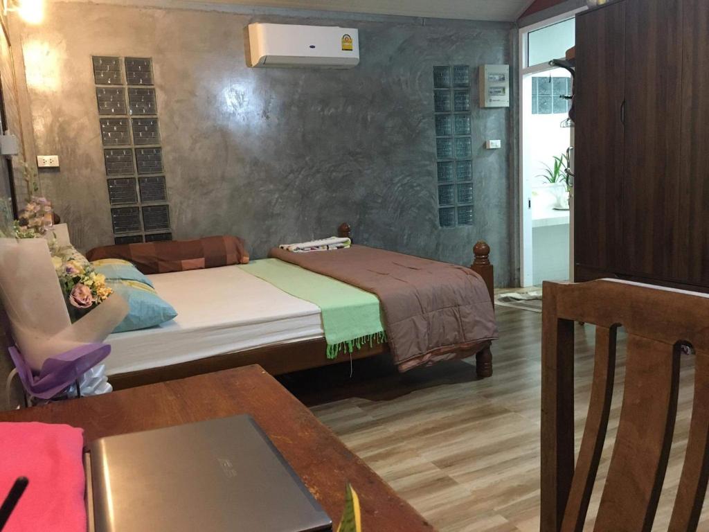 Postel nebo postele na pokoji v ubytování Baan Thabthong Homestay (บ้านทับทอง โฮมสเตย์)