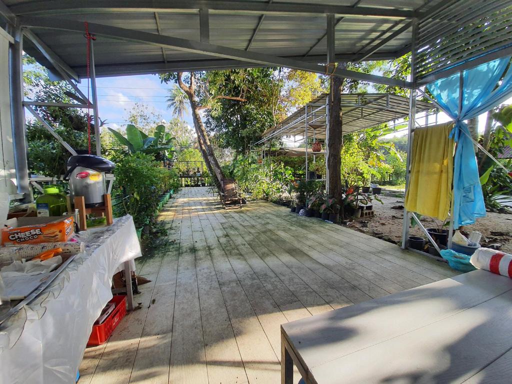 Zahrada ubytování Baan Thabthong Homestay (บ้านทับทอง โฮมสเตย์)
