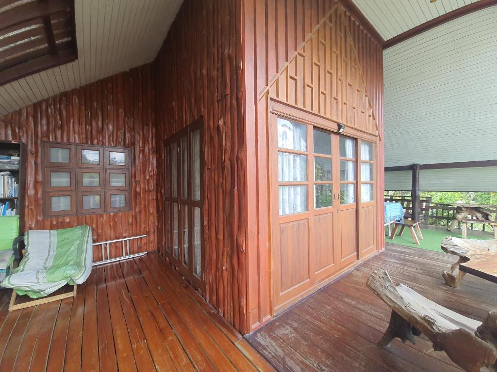 Posezení v ubytování Baan Thabthong Homestay (บ้านทับทอง โฮมสเตย์)