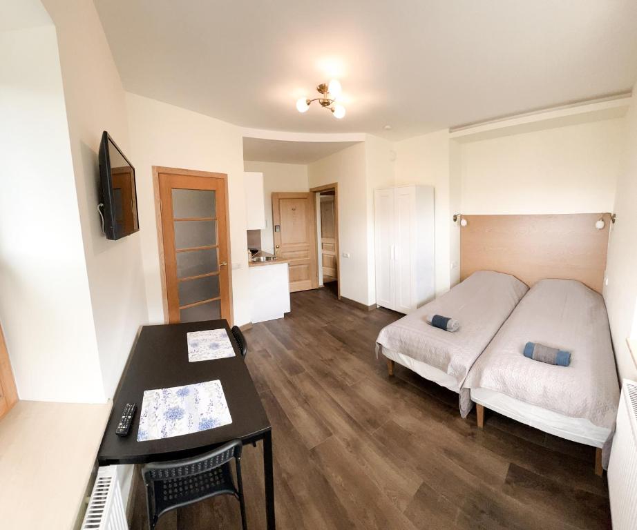 ein Schlafzimmer mit einem Bett und einem Schreibtisch. in der Unterkunft Klinikų apartamentai in Kaunas