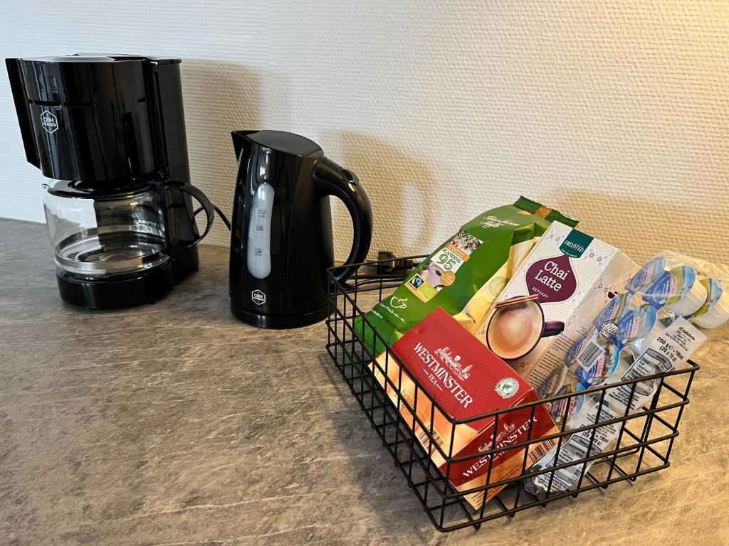 Příslušenství pro přípravu čaje a kávy v ubytování Agata Inn