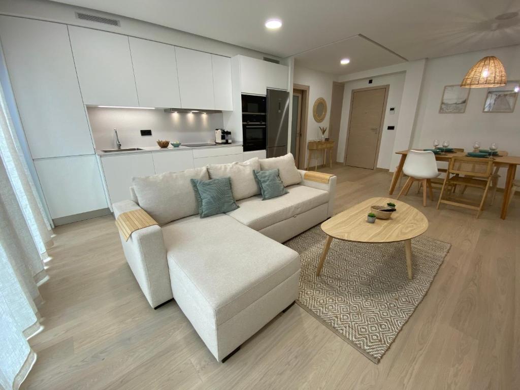 uma sala de estar com um sofá branco e uma mesa em Move in Miragaia em Vigo