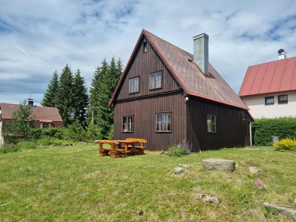 een schuur met een picknicktafel ervoor bij Stuga Horni Blatna in Horní Blatná