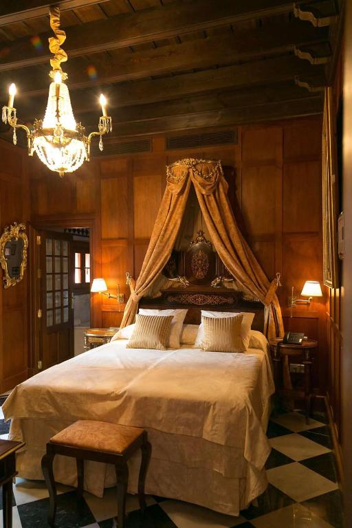 Postel nebo postele na pokoji v ubytování Hotel Ateneo Sevilla