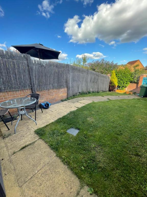 um quintal com uma mesa e uma cerca em Kingfisher House em Mexborough