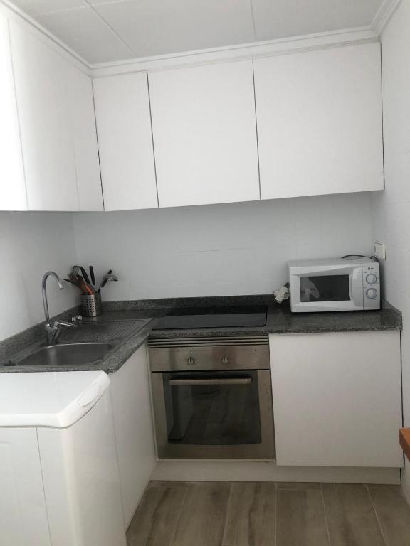 A kitchen or kitchenette at Cullera - Florazar II con piscina, tenis y club social
