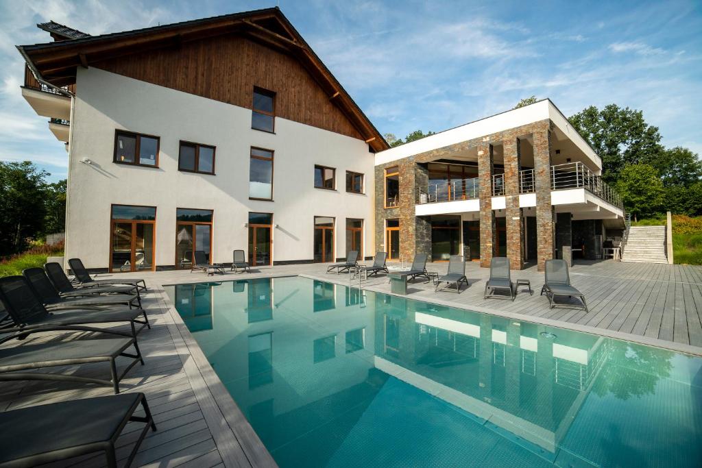 una gran piscina frente a un edificio en Aspen Prime Ski & Bike Resort - basen, sauna, jacuzzi, siłownia w cenie pobytu en Głuchołazy