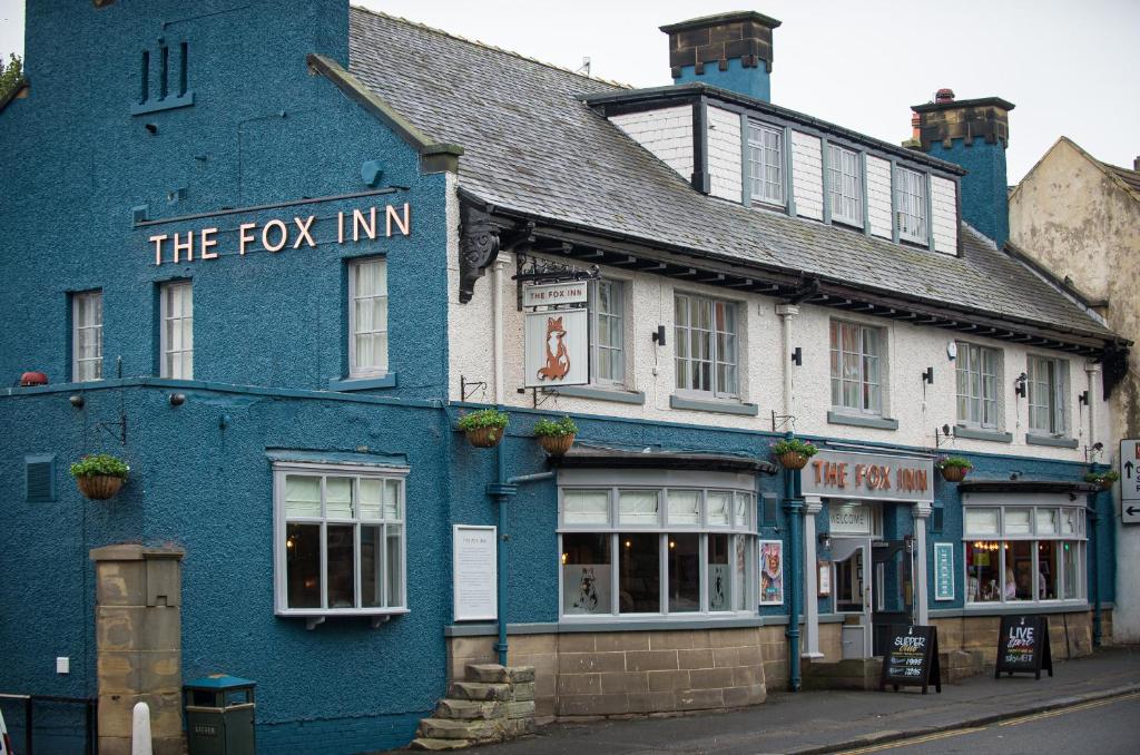 Niebieski budynek z napisem Fox Inn w obiekcie Fox Inn w mieście Guisborough