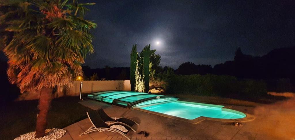 Bazén v ubytovaní Charmant logis neuf équipé/Piscine/SPA/Sauna/Gym alebo v jeho blízkosti
