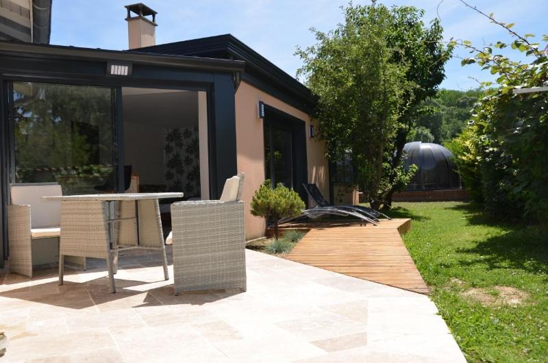 Vonkajšia záhrada v ubytovaní Charmant logis neuf équipé/Piscine/SPA/Sauna/Gym