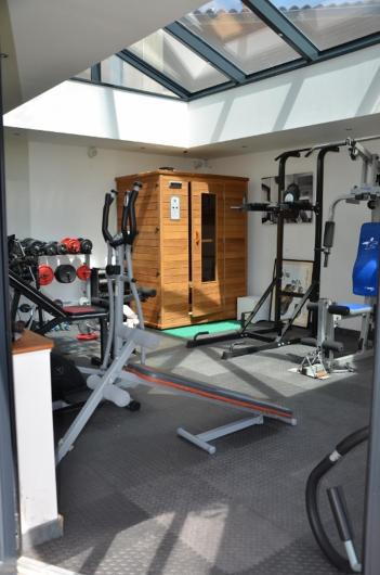 Posilňovňa alebo fitness centrum v ubytovaní Charmant logis neuf équipé/Piscine/SPA/Sauna/Gym