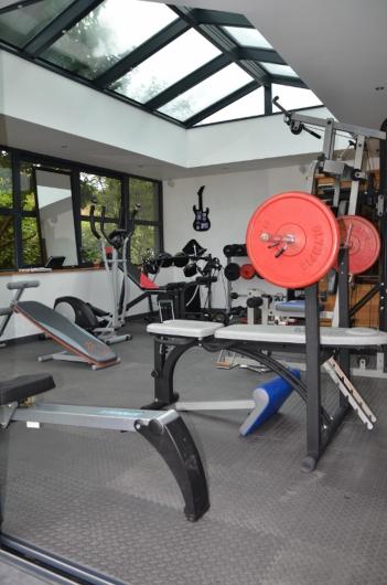 Posilňovňa alebo fitness centrum v ubytovaní Charmant logis neuf équipé/Piscine/SPA/Sauna/Gym
