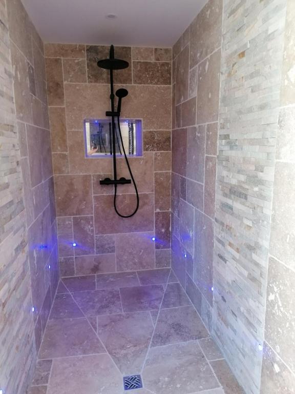 Kúpeľňa v ubytovaní Charmant logis neuf équipé/Piscine/SPA/Sauna/Gym
