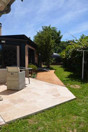 Vonkajšia záhrada v ubytovaní Charmant logis neuf équipé/Piscine/SPA/Sauna/Gym
