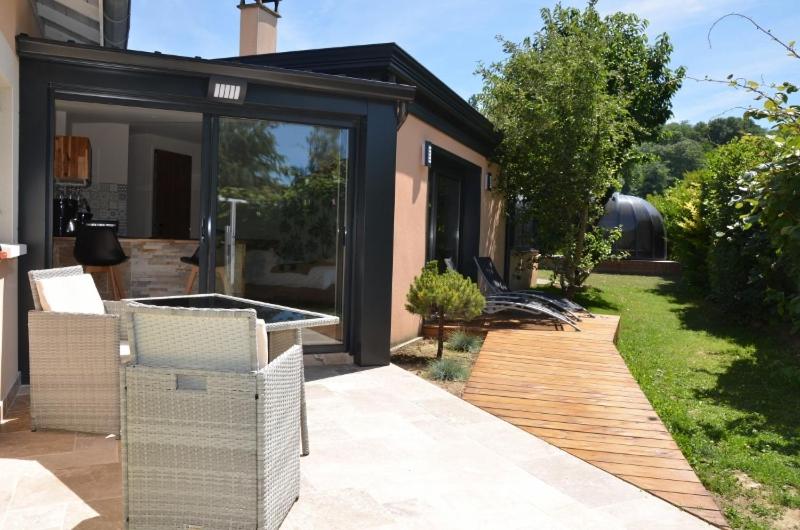 Vonkajšia záhrada v ubytovaní Charmant logis neuf équipé/Piscine/SPA/Sauna/Gym