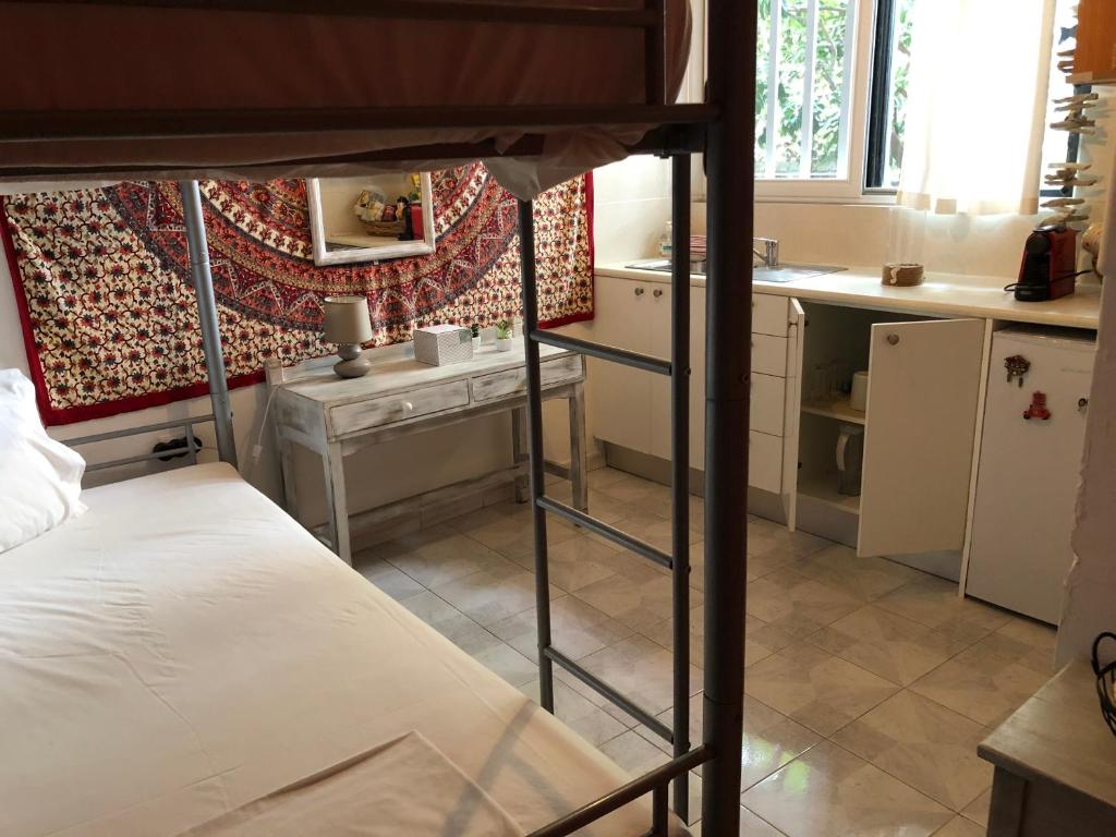 Kuchyň nebo kuchyňský kout v ubytování Rhodes Backpackers Boutique Hostel and Apartments