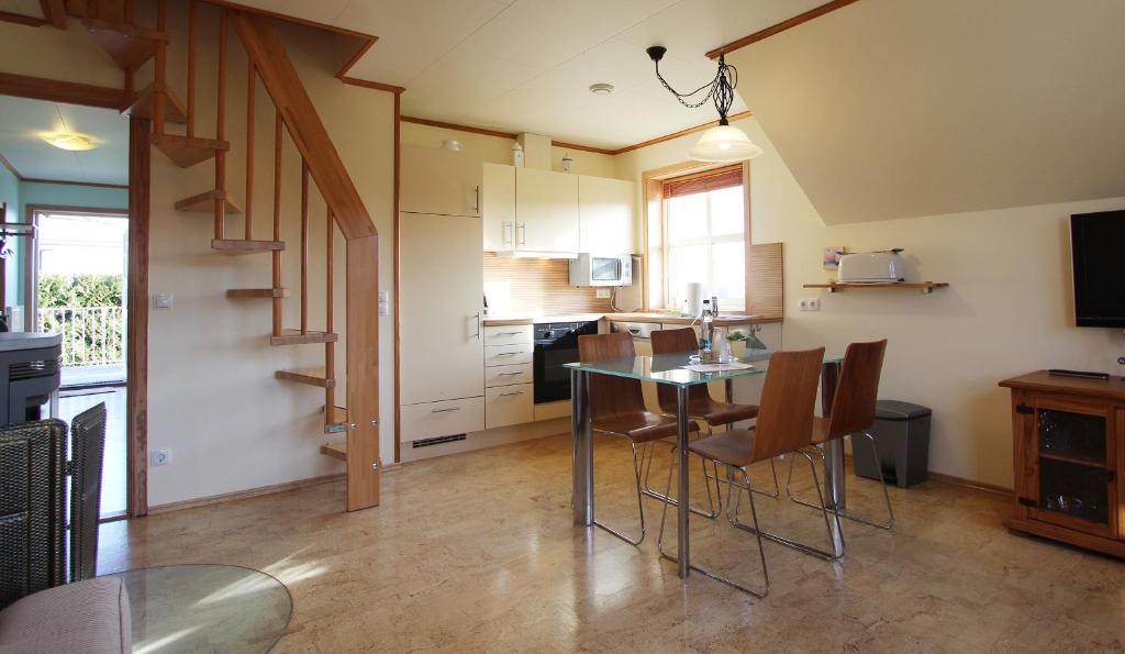 cocina con mesa y sillas en una habitación en Haus Norway Bergen, en Wittenbeck