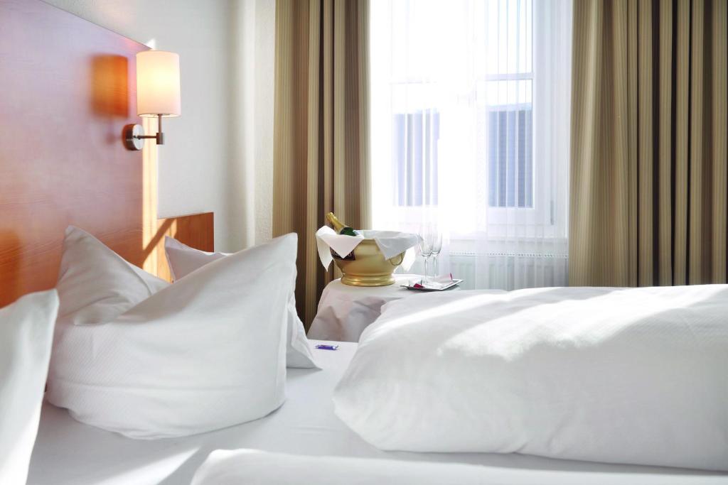Un pat sau paturi într-o cameră la Hotel-Restaurant Roter Ochsen