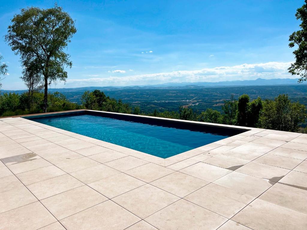 - une piscine avec vue sur les montagnes dans l'établissement Bienvenue au Mas du Roulier, villa provençale avec vue hypnotique sur la chaine des Puys, à Thiers
