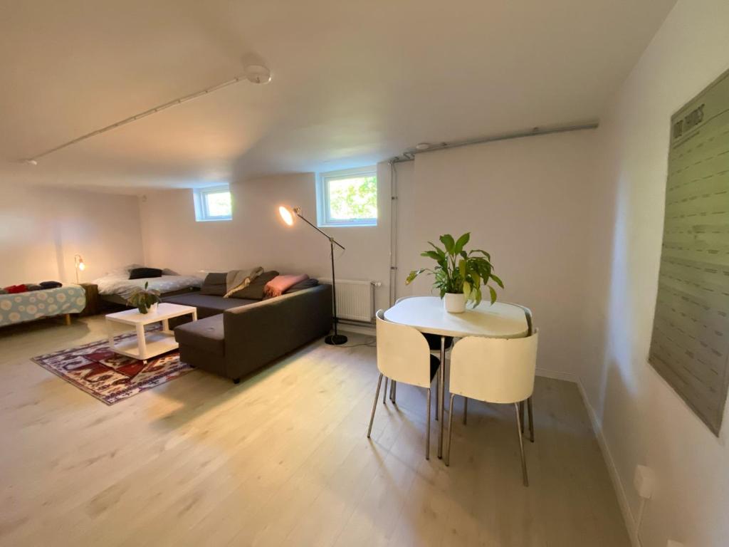 Prostor za sedenje u objektu Newly renovated apartment - Strängnäs, Ekorrvägen