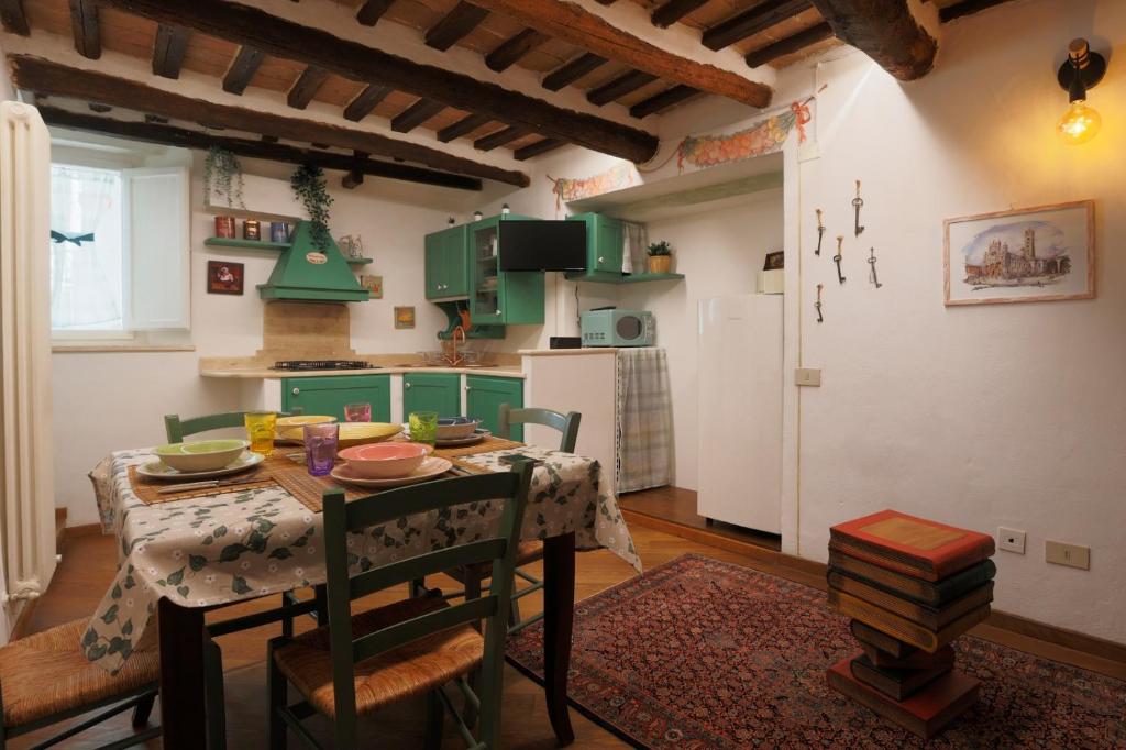A kitchen or kitchenette at Mantellini Apartment