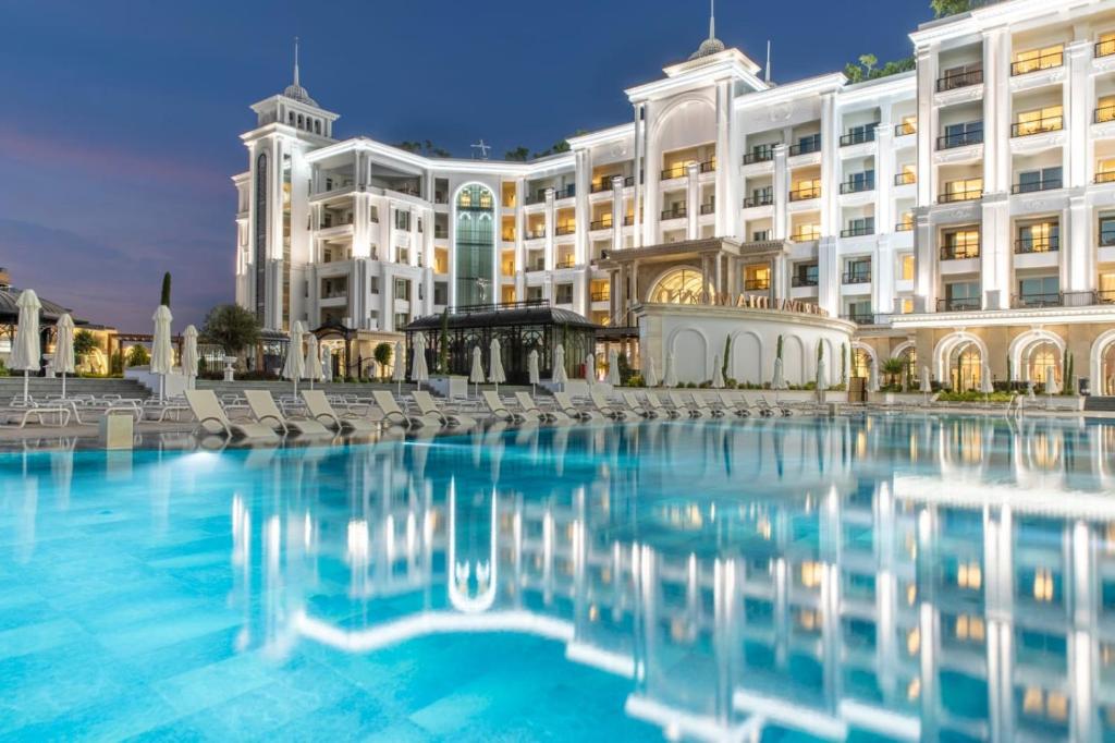 un gran edificio con una piscina frente a él en Merit Royal Diamond Hotel & SPA, en Kyrenia