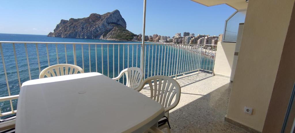 a balcony with a table and chairs and the ocean at Ca Vicent in Calpe