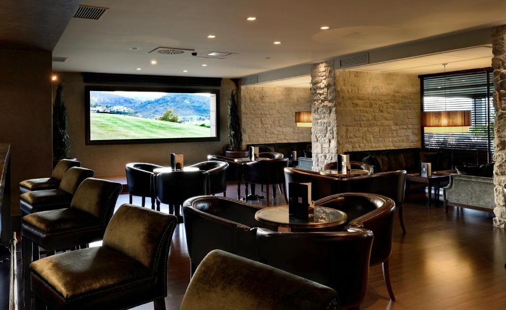TV a/nebo společenská místnost v ubytování Hotel Castillo de Gorraiz&Spa