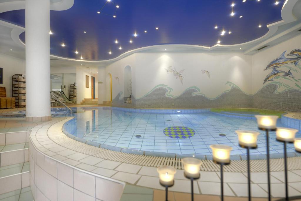 Bazén v ubytování Hotel Zum Jungen Römer nebo v jeho okolí