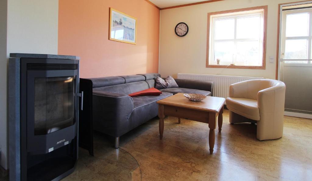 uma sala de estar com um sofá e uma televisão de ecrã plano em Haus Norway Trondheim em Wittenbeck