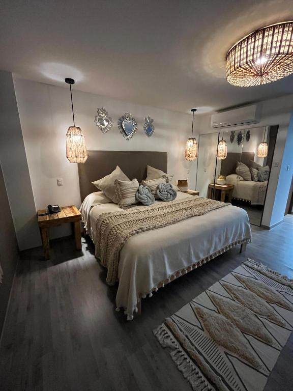 Postel nebo postele na pokoji v ubytování Zen Suites by Regente