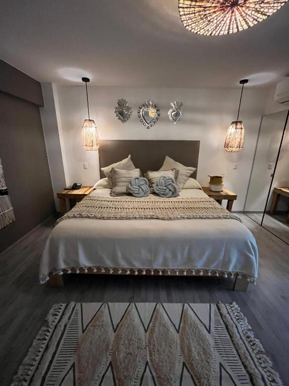 Postel nebo postele na pokoji v ubytování Zen Suites by Regente