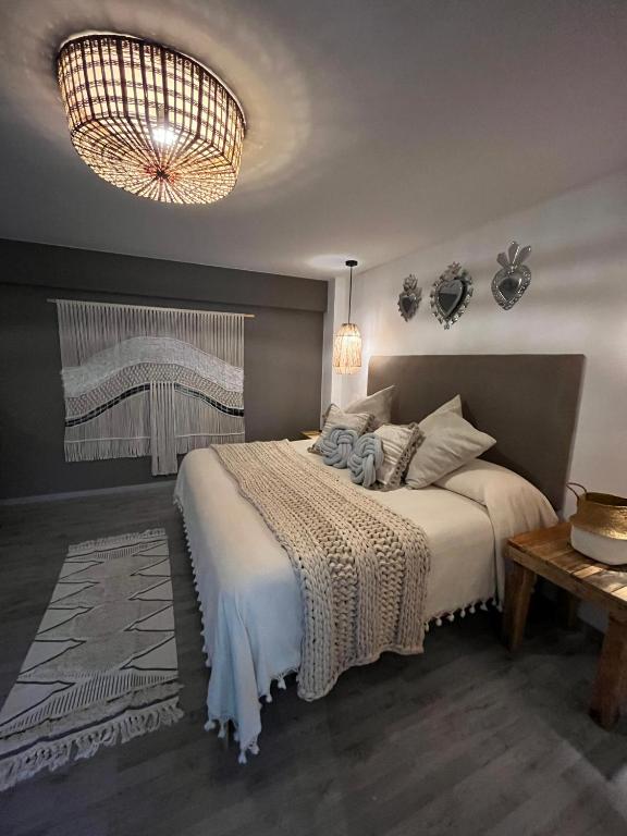 Postel nebo postele na pokoji v ubytování Zen Suites by Regente