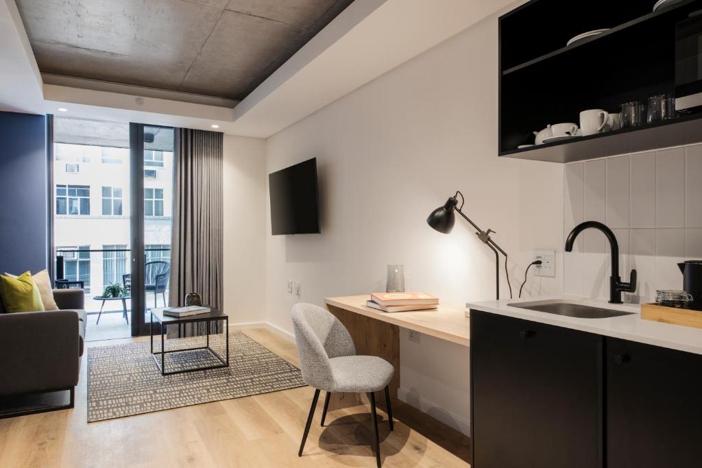 TV a/nebo společenská místnost v ubytování Home Suite Hotels Station House